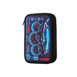 Penar &537;colar echipat dublu &ndash; model bord de ma&537;in&259; compartimentatPenarul &537;colar dublu Bord de Ma&537;in&259; este alegerea ideal&259; pentru b&259;ie&539;ii pasiona&539;i de ma&537;ini &537;i vitez&259; oferind un design modern inspirat din bordul unei ma&537;ini sport Cu un imprimeu atractiv &icirc;n nuan&539;e de negru albastru &537;i 