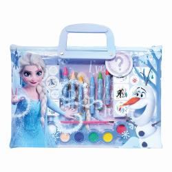 Happi Hobbi Set creativ Frozen in gentuta portabila perfect pentru copiii care iubesc desenul si personajele lor preferate din universul Disney Practic si usor de transport setul poate fi luat oriunde  la plimbari in masina sau in calatorii  oferind ore intregi de distractie si creativitate Copiii pot picta si desena scene inspirate din povestea Frozen folosind creioanele colorate incluse si acuarelele care pot fi combinate pentru a obtine nuante variate Blocul de desen le permite sa isi 