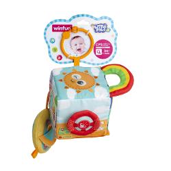 Cubul din material textil cu activitati multiple este conceput special pentru manutele mici ale bebelusilor Cu o varietate de texturi diferite si culori contrastante indraznete acest cub isi propune sa capteze atentia si concentrarea micutilor in timp ce descopera lumea inconjuratoare Fata zambitoare a soarelui taxiul fosnitor oglinda sigura pentru bebelusi manerul colorat in forma de curcubeu si volanul sunt doar cateva dintre caracteristicile care ii vor incanta pe cei mici Aceste 