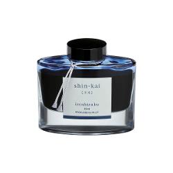 Cerneal&259; Pilot Iroshizuku Shiin-kai 50 ml bleumarinDescriere produsNumele iroshizuku este o combina&355;ie de cuvinte japoneze irocolorare pe de o parte exprim&259; un standard &icirc;nalt &351;i o mare varietate de culori iar shizuku pic&259;turi sugereaz&259; &icirc;ns&259;&351;i imaginea pic&259;turilor de ap&259; Fiecare culoare poart&259; numele unui peisaj japonez acest lucru intensific&acirc;nd &351;i mai mult unicitatea 