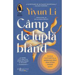 Traducere &537;i note de Anca-Maria P&259;noiu&nbsp;Yiyun Li este una dintre cele mai importante voci ale literaturii americane actuale c&acirc;&537;tig&259;toare a Pulitzer Prize for Memoir &icirc;n 2026&nbsp;Time&nbsp;a inclus-o &icirc;n lista celor mai influen&539;i 100 de oameni ai anului Romanul&nbsp;C&acirc;mp de lupt&259; bl&acirc;nd&nbsp;a fost distins &icirc;n 2020 cu American PENJean Stein Award &537;i nominalizat &icirc;n acela&537;i 