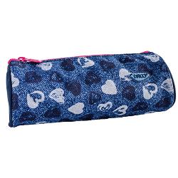 Penar 1 fermoar borset&259; PE702 DACO &ndash; compact elegant &537;i practicPenarul&nbsp;DACO PE702&nbsp;este solu&539;ia ideal&259; pentru organizarea simpl&259; &537;i eficient&259; a instrumentelor de scris Cu un design modern inspirat din textura denim &537;i decorat cu imprimeu de inimioare acest penar adaug&259; un 