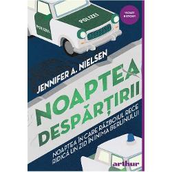 Noaptea &icirc;n care R&259;zboiul Rece ridic&259; un zid &icirc;n inima Berlinului&bdquo;Duminica S&acirc;rmei Ghimpate Ziua &icirc;n care un ora&537; &537;i &icirc;n cele din urm&259; o &539;ar&259; &icirc;ntreag&259; au fost &icirc;mp&259;r&539;ite &536;i cel mai r&259;u ziua &icirc;n care familia mea a fost rupt&259; &icirc;n dou&259; &Icirc;n&259;l&539;&acirc;ndu-se &icirc;ncet c&259;tre est soarele &icirc;mi &icirc;nc&259;lzea spatele dar eu tremuram sub 