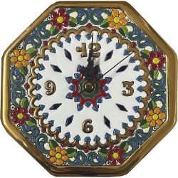 Ceas decorativ din ceramica pictat si aurit manual cu forma octogonala si dimensiuni de 17 x 17 cm Fabricat in Spania prin metoda traditionala a funiei umede acest ceas imbina maiestria artizanala cu eleganta clasica Fiecare piesa este unica decorata manual cu detalii fine si accente aurii oferind un plus de rafinament oricarui interior Ideal pentru living birou sau ca obiect decorativ de colectie