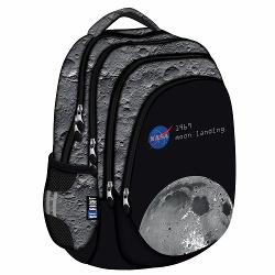 Ghiozdanul Majewski ST Right BP06 din colectia grafica Moon View este conceput pentru organizare eficienta si purtare confortabila fiind potrivit pentru utilizarea zilnica Cele 4 compartimente si accesoriile interioare ajuta la aranjarea practica a lucrurilor iar materialul impermeabil si baza intarita contribuie la protectia continutuluiConfortul este sustinut de spatele profilat ergonomic si respirabil bretelele reglabile si cureaua de piept Pentru siguranta ghiozdanul 
