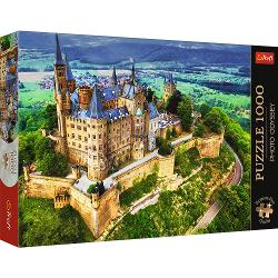 Un puzzle de calitate trebuie sa fie relaxant si distractiv Aranjarea unui puzzle constitue atat pentru copii cat si pentru adulti este o modalitate deosebita de dezvoltare a indemanarii spiritului de observatie si a concentrarii Trefl este o companie poloneza cu sediul central in regiunea Pomorze Incepand din 1985 compania a inceput sa produca puzzle-uri dezvolatand ulterior si segmentul de carti de joc si jocuri de societate In prezent Trefl este lider in Polonia si plina expansiune in 