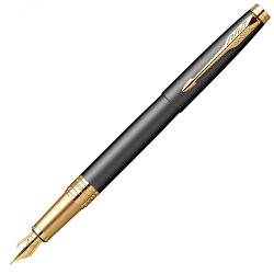 Finisaj corp Negru mat &ndash; textura catifelata rezistenta la urmeAccente Elemente aurii GT &ndash; Gold Trim &ndash; clip inel si capatPenita Otel inoxidabil placat &ndash; pentru scriere lina si precisaSistem de inchidere Cu capac &ndash; fixare sigura prin apasare snap-capli data-end884 