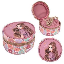 Fantastic de floral Cutia rotunda de bijuterii din noua linie de design TOPModel are un model elegant cu un cine super dragut pe partea din fata de culoarea roz Partea inferioara este confectionata din tesatura catifelata asortata la culoare cu matlasare cu diamante la moda Se inchide cu fermoar la exterior si cu cordon in interior Material 100 poliester