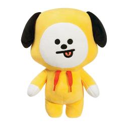 Jucarie de plus Aurora Chimmy 26cm in forma de catelus simpatic realizata din material textil moale si placut la atingere ideala pentru imbratisare si joaca zilnica Designul vesel in nuante de galben cu detalii contrastante la urechi si fata este completat de hanoracul decorativ cu snururi care ii ofera un aspect modern si atractiv Expresia jucausa cu limba scoasa adauga un plus de personalitate si farmec Dimensiunea compacta o face usor de transport fiind potrivita atat pentru acasa 