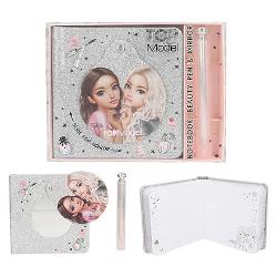Acest mic set de scris de la TOPModel are multe de oferit un carnet cu o coperta frumoasa cu sclipici de culoare argintie cu motive dragute o oglinda ascunsa pagini fine cartuite cu ilustratii dulci si un stilou de culoare argintie cu capac roz