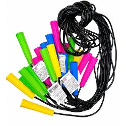 Coarda de sarit Nr 7 neagra este un accesoriu sportiv versatil potrivit atat pentru copii cat si pentru adulti Este alegerea ideala pentru activitati recreative ore de educatie fizica antrenamente cardio fitness si exercitii zilnice Datorita lungimii de 280 m coarda este confortabila pentru persoane de diferite inaltimi iar snurul rezistent cu diametrul de 50 mm ofera durabilitate si rezistenta sporita la uzura Poate fi utilizata atat in interior cat si in aer liber Exercitiile 