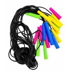 Coarda de sarit Nr 5 neagra este un accesoriu sportiv versatil potrivit atat pentru copii cat si pentru adulti Este alegerea ideala pentru activitati recreative ore de educatie fizica antrenamente cardio fitness si exercitii zilnice Datorita lungimii de 260 m coarda este confortabila pentru persoane de diferite inaltimi iar snurul rezistent cu diametrul de 50 mm ofera durabilitate si rezistenta sporita la uzura Poate fi utilizata atat in interior cat si in aer liber Exercitiile 