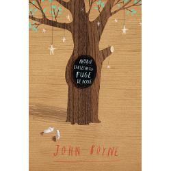 Un roman pentru tineri scris de John Boyne care &icirc;mbin&259; realismul cuelemente de basm &537;i fantezie Povestea &icirc;l urm&259;re&537;te pe Noah un b&259;iatcare fuge de acas&259; &537;i ajunge &icirc;ntr-un magazin de juc&259;rii misterios unde&icirc;l &icirc;nt&acirc;lne&537;te pe un b&259;tr&acirc;n me&537;ter de juc&259;rii Pe m&259;sur&259; ce acesta &icirc;ispune istoria fiec&259;rei crea&539;ii Noah descoper&259; c&259; 