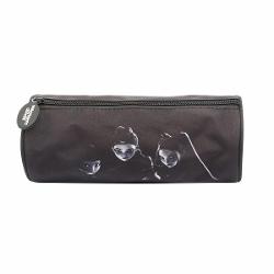 Penar tubular de culoare neagra cu design inspirat din universul K-Pop Demon Hunters Ideal pentru organizarea instrumentelor de scris si a accesoriilor scolare sau de birouCaracteristiciDesign Demon Hunters  HuntrXForma tubulara compacta1 compartiment principalSe inchide cu fermoarSpecificatiiCuloare NegruMaterial TextilTip Penar tubular