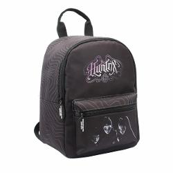 Ghiozdan mini de 11 inch cu design inspirat de K-Pop Demon Hunters Ideal pentru articole personale sau de birou acest ghiozdan combina stilul cu functionalitateaCaracteristici1 compartiment principal1 buzunar frontalBuzunar interior cu fermoarBretele de umar reglabileManer pentru transportPartea frontala captusita cu spumaCheite ergonomice pentru 