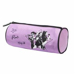 Penar tubular din colectia K-Pop Demon Hunters ideal pentru organizarea instrumentelor de scris si a accesoriilor scolare Designul cu grafica dedicata seriei ofera un aspect modern si atractivCaracteristiciDesign tematic K-Pop Demon HuntersForma tubulara pentru spatiu optimCompartiment principal generosInchidere cu fermoar pentru siguranta continutuluiSpecificatiiCuloare LilaCompartimente 1Material Textil