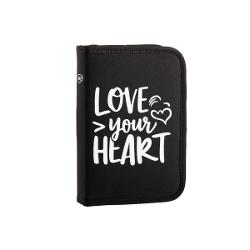 Penarul&nbsp;DACO Love&nbsp;este un accesoriu practic &537;i modern ideal pentru organizarea rechizitelor &537;colare potrivit elevilor care apreciaz&259; mesajele inspira&539;ionale &537;i designul minimalist Inscrip&539;ia &bdquo;Love your heart&rdquo; realizat&259; &icirc;ntr-un stil grafic simplu &537;i expresiv ofer&259; penarului un aspect elegant &537;i actual u&537;or de integrat &icirc;n 