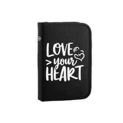 Penarul echipat DACO &bdquo;Love&rdquo; este un accesoriu practic &537;i bine organizat conceput pentru depozitarea instrumentelor de scris &537;i a accesoriilor necesare activit&259;&539;ilor zilnice Designul modern &icirc;n contrast alb-negru cu mesaj inspira&539;ional &bdquo;Love your heart&rdquo; ofer&259; un aspect elegant &537;i expresivProdusele DACO sunt apreciate pentru calitatea materialelor 