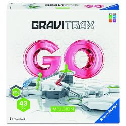 GraviTrax Impulsion primul pas ideal in lumea pistelor cu bile Este un set de baza compact conceput pentru cei care abia incep sa descopere sistemul GraviTrax Contine tot ce este necesar pentru a incepe imediat sa construiesti trasee simple creative si pline de dinamism pentru bile Elementul de actiune Hammer adauga energie intregului set si face ca traseele sa devina si mai captivante Datorita planurilor de constructie incluse si sarcinilor suplimentare se pot invata rapid bazele 