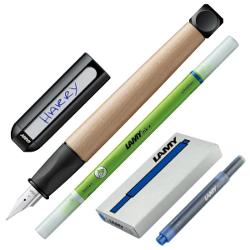 Un pachet ideal pentru primii pa&537;i &icirc;n scriere&nbsp;stiloul LAMY ABC conceput special pentru &icirc;ncep&259;tori&nbsp;pic cu rescriere LAMY F&nbsp;pentru corecturi rapide &537;i&nbsp;5 patroane de cerneal&259; albastr&259; Practic complet &537;i potrivit pentru &537;coal&259;Setul contine&nbsp;Stilou pentru mana dreapta Lamy ABCp idshortDesc 