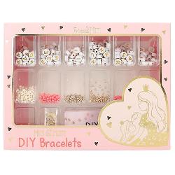 Bratari pentru mama si fetita Setul creativ DIY al Printesei Mimi include margele In doua dimensiuni crem roz nud auriu si negru precumssi patru margele de inima aurie si doua placi cu pandantiv de inima Plus 207 margele cu litere si 2 metri de panglica elastica Cu instructiuni clare si ambalat Intr-o cutie frumoasa de carton cu fereastra de vizualizare