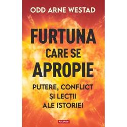 Lumea cu care suntem obisnuiti relativ stabila guvernata o vreme de doua superputeri apoi de una singura este pe cale sa se destrame Devine mai fragila si mai imprevizibila pe masura ce creste numarul statelor ce concureaza pentru suprematie regionala si pentru avantaje strategice in domenii precum tehnologia militara inteligenta artificiala explorarea spatiului cosmic sau comertul international Odd Arne Westad un reputat istoric al epocii contemporane ne invita sa 