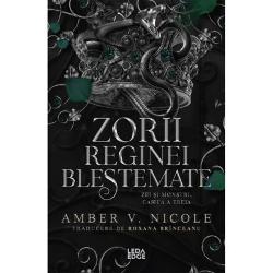 UN REGE IN EXILIn urma unei batalii disperate Nismera Zeita Razboiului guverneaza acum taramurile in timp ce ultimele ramasite din puterile lui Samkiel se risipesc pe cer De o cruzime fara margini Nismera nu se va da in laturi de la nimic pentru a-si pastra tronul Fortat sa se ascunda Samkiel lupta sa-si vindece ranile dar este mai impovarat ca niciodata Ordinul Mainii este destramat taramurile sunt cuprinse de haos iar singura persoana in care poate avea incredere il 
