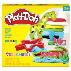 Setul Play-Doh Forme este ideal pentru primele activitati creative cu plastilina oferind copiilor posibilitatea de a modela presa si decupa diferite forme intr-un mod distractiv Setul include forme geometrice si accesorii de modelaj precum si plastilina Play-Doh in 6 culori cu o cantitate totala de 170 g Joaca ajuta la dezvoltarea creativitatii coordonarii mana-ochi si motricitatii fine incurajand copiii sa combine culorile si sa creeze propriile modele Recomandat copiilor cu varsta de 