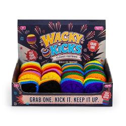 Wacky Kicks este o minge tricotata viu colorata conceputa pentru joaca senzoriala si activitati interactive Suprafata texturata ofera o senzatie placuta la atingere si stimuleaza explorarea tactila iar forma compacta permite prinderea si manevrarea cu usurinta Mingea poate fi folosita pentru exercitii de aruncare prindere si coordonare mana-ochi contribuind la dezvoltarea motricitatii si a dexteritatii Designul multicolor si textura impletita transforma produsul intr-o jucarie 