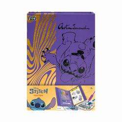 Happi Hobbi Jurnal Artistic Stitch este un set creativ dedicat copiilor care iubesc desenul coloratul si activitatile artistice Inspirat de indragitul personaj Disney Stitch jurnalul combina activitatile de desen cu decorarea paginilor oferind numeroase posibilitati de exprimare creativa In interior copiii vor descoperi materiale si accesorii cu ajutorul carora isi pot personaliza creatiile Pixurile fluorescente permit realizarea unor desene viu colorate iar elementele decorative precum 