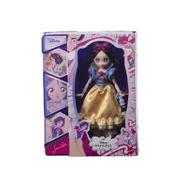 Papusa Alba Ca Zapada din colectia Disney Princess este inspirata de indragitul personaj din povestea clasica Disney Papusa are aproximativ 22 cm inaltime si poarta tinuta emblematica in nuante de albastru galben si rosu completata de bentita decorativa si detalii elegante Designul delicat si accesoriile tematice permit recrearea scenelor preferate din poveste si inventarea unor noi aventuri alaturi de Alba Ca Zapada Inaltime papusa aproximativ 22 cm Varsta recomandata 3 ani