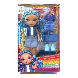 Descopera papusa Sapphire Bradshaw sora mai mica a lui Skyler Bradshaw parte din seria Rainbow High LittlesIncepe sa creezi povesti cu surorile mai mici ale papusilor tale Rainbow High preferate Sapphire Bradshaw este energetica extrovertita increzatoare si uneori impulsiva Cu ajutorul surorii ei mai mari gaseste intotdeauna drumul cel bunSapphire Bradshaw are un stil unic Este imbracata din cap pana in picioare in denim albastru cu o fusta din denim moale si o jacheta modelata din 