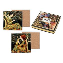 Adaug&259; o not&259; de elegan&539;&259; &537;i rafinament mesei tale cu acest set de 2 suporturi ceramice pentru pahare &537;i c&259;ni inspirate de celebrele picturi ale artistului Gustav KlimtDesignul deosebit aduce &icirc;n prim-plan universul artistic al pictorului austriac renumit pentru compozi&539;iile sale decorative motivele ornamentale elaborate &537;i accentele aurii 