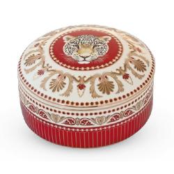Cu un design rafinat cutia este decorat&259; cu portretul unui leopard &icirc;ncadrat &icirc;ntr-un medalion ro&537;u &537;i &icirc;nconjurat de motive ornamentale elegante Combina&539;ia de crem ro&537;u &537;i accente aurii al&259;turi de detaliile decorative bogate &icirc;i confer&259; un aspect sofisticat &537;i deosebitRealizat&259; din por&539;elan cutia este prev&259;zut&259; cu un capac 
