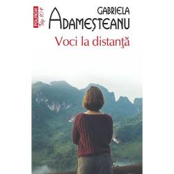 &bdquo;Avem in fata o mare prozatoare europeana care prin destinul tarii sale ilustreaza caracteristicile prezentului nostru Voci la distanta este o cronica a evenimentelor din Romania presarata cu flashbackuri ale protagonistei Anda Movila Ca medic Anda a fost necesara in toate sistemele politice dar a intrat si in contact direct cu dezavantajele lor Si-a pierdut primul sot in tumultul revoltei din 1989 impotriva regimului lui Ceausescu &ndash; nu pentru ca ar fi participat ci 