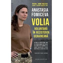 Traducere de Irinel AntoniuPremiul Andre Malraux pentru literatura angajata 2025Cand Rusia a lansat invazia pe scara larga asupra Ucrainei Anastasia Fomiceva nu a privit razboiul de la distanta A lasat in urma siguranta studiilor doctorale din Franta si s-a intors in tara natala pentru a se inrola ca voluntara in rezistenta Volia este cronica directa si nefiltrata a acestei alegeri un jurnal de pe front si din adaposturi in care lupta pentru supravietuire se impleteste 