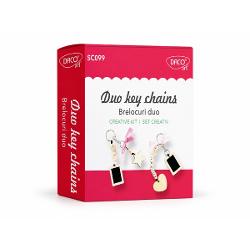 Creeaz&259; accesorii unice &537;i pline de personalitate cu Setul Creativ Brelocuri Duo DACO SC099 Acest kit handmade &icirc;&539;i ofer&259; materialele necesare pentru realizarea unor brelocuri decorative originale ideale pentru personalizarea cheilor ghiozdanelor gen&539;ilor sau pentru a fi oferite cadou celor dragiCombin&acirc;nd elemente din lemn textile &537;i accesorii metalice setul permite realizarea unor brelocuri creative 