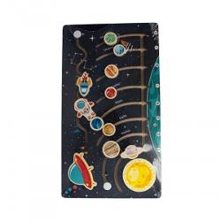 Puzzle-ul din lemn CNX 8018 &ndash; Sistem Solar  Nave Spa&539;iale  Astronaut este o juc&259;rie educativ&259; conceput&259; pentru a dezvolta imagina&539;ia logica &537;i &icirc;ndem&acirc;narea copiilor Cu o dimensiune generoas&259; de 400 &times; 220 mm puzzle-ul ilustreaz&259; Sistemul Solar al&259;turi de nave spa&539;iale &537;i un astronaut transform&acirc;nd &icirc;nv&259;&539;area despre Univers &icirc;ntr-o 