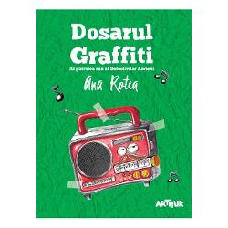 DescriereLa &537;coala unde &icirc;nva&539;&259; Detectivii Aerieni &ndash; m&259; rog mai pu&539;in Scupidu care e prea mic s&259; mearg&259; la &537;coal&259; &537;i &536;erloc care e un beagle &ndash; cineva a f&259;cut un graffiti pe tot peretele special de l&acirc;ng&259; cancelarie Directorul e furios &537;i vrea s&259; afle cine este vinovatul a&537;a c&259;-i las&259; pe cei mai b&259;g&259;cio&537;i detectivi din ora&537; s&259; se ocupe 
