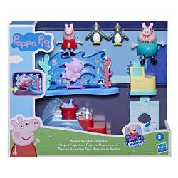 Prescolarii si micutii fani Peppa Pig cu varsta de 3 ani si peste pot avea aventuri distractive cu Setul de joaca Peppa de la Muzeul Maritim Setul include figurine mobile si 4 accesorii tematice cum ar fi un fundal de mare Daca punem o figurina pe el si mergem inainte pestele va inota cu ea Exista si un tobogan de gheata cu o galeata care se umple brusc cu peste cand apesi manerul precum si un suport foto cu numere si o casa de marcat care se deschide la apasarea unui buton