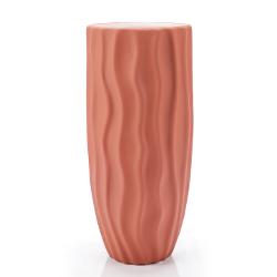 Obiectele decorative joaca un rol important in decorul casei tale si in obtinerea unui spatiu placut si relaxant Mixul intre mobilier si accesoriile pentru decor este important pentru a crea armonie in interiorul casei Casa ta va avea un design aparte atunci cand alegi sa decorezi cu flori in vaze frumoase din ceramicaVaza decorativa din ceramica se remarca prin aspectul estetic atractiv si glam in acelasi timpEste o decoratiune ce se distinge prin linii simple si moderne Cu 