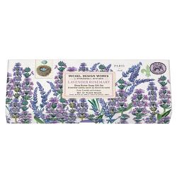 S&259;punuri italiene pentru mâini cu un parfum minunat de lavanda într-o cutie frumoas&259; de cadouS&259;punurile sunt fabricate din materii prime exclusiv vegetale &537;i sunt modelate cu un motiv floral finCurata delicat ingrijeste si lasa pielea moale si parfumataGreutate 3 x 125 grame