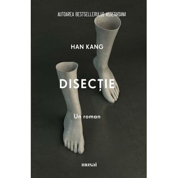 În centrul romanului Disec&539;ie  se afl&259; un episod atroce din istoria Coreei de Sud masacrul de la Gwangju din mai 1980 când armata a ucis cu o brutalitate &537;i o cruzime de neînchipuit civilii care protestau inclusiv femei &537;i copii Bilan&539;ul celor împu&537;ca&539;i omorâ&539;i în b&259;taie sau cu baioneta este înc&259; un subiect disputat armata a declarat sub dou&259; sute de mor&539;i presa str&259;in&259; 