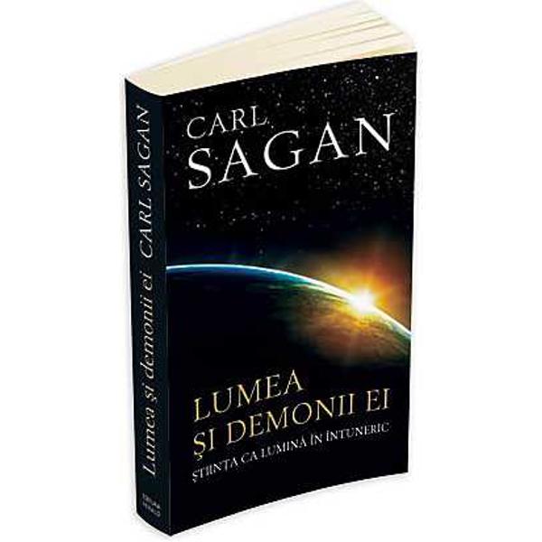 Cum putem lua decizii inteligente in vietile noastre tot mai influentate de tehnologie daca nu intelegem diferenta dintre miturile pseudostiintei si ipotezele testabile ale stiintei Carl Sagan castigator al premiului Pulitzer si renumit astronom sustine ca gandirea stiintifica este vitala nu doar in cautarea adevarului ci si pentru insasi integritatea institutiilor noastre democratice Parcurgand zone cuprinzatoare ale istoriei si culturii Sagan examineaza si 