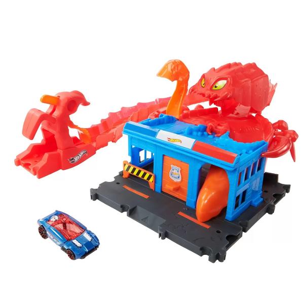 Creaturi fioroase au invadat locurile cunoscute din Hot Wheels City formand obstacole palpitante si aventuri legendare pe care copiii sa le traiasca impreuna cu vehiculele lor Hot Wheels Aceste seturi se conecteaza intre ele si cu alte seturi astfel incat copiii sa isi poata construi propriul peisaj urban unic plin de provocari si obstacole de inamic care inspira povesti creative prin joc de impins; vor dori sa le colectioneze pe toate fiecare se vinde separat Include o masina Hot 