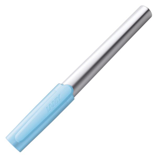 Stiloul Lamy Nexx este recomandat copiilor cu varsta intre 7-8 ani este usor si robust iar gripul din cauciuc moale cu fante de prindere ajuta la o scriere relaxata si confortabila Prevazut cu capac din plastic rezistentDetalii stilou Lamy Nexxcorp din aluminiu natural anodizatcapac din 