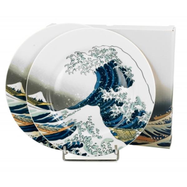 Un set de dou&259; farfurii THE GREAT WAVE by K Hokusai  parte din  seria Japan Collection  realizate din por&539;elan New Bone China care se caracterizeaz&259; printr-o culoare natural&259; alb-crem cu o str&259;lucire delicat&259; &537;i o rezisten&539;&259; &537;i durabilitate excep&539;ionale p&259;strând în acela&537;i timp lejeritate si rafinamentLinia este realizat&259; din 