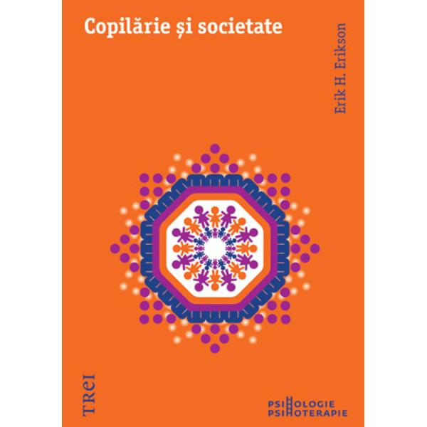 In aceasta carte de referinta pentru psihologia dezvoltarii umane Erik Erikson combina profundele intuitii ale psihanalizei cu datele empirice ale antropologiei culturale pentru a evidentia legaturile stranse dintre educatia copilului si constrangerile socioculturale Publicata in 1950 si reeditata in mai multe randuri cartea de fata are meritul de a fi aplicat cu succes teoria freudiana a sexualitatii infantile la  bdquo munca de teren  a antropologiei Astfel autorul a studiat doua triburi 