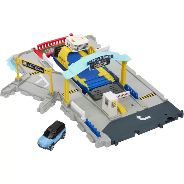 Acest set de joaca Matchbox Action Drivers ofera aventuri realiste conduse de copii cu joc prin impingere activat de masini Conectorii facili din fiecare colt permit seturilor de joaca sa fie conectate intre ele precum si cu seturile de oras Hot Wheels Seturile Matchbox Action Drivers dispun de locatii identificabile pentru a adauga realism fiecarei aventuri creative Fiecare set este furnizat cu un vehicul Matchbox la scara 164 Acesta este un cadou palpitant pentru copii in varsta de 