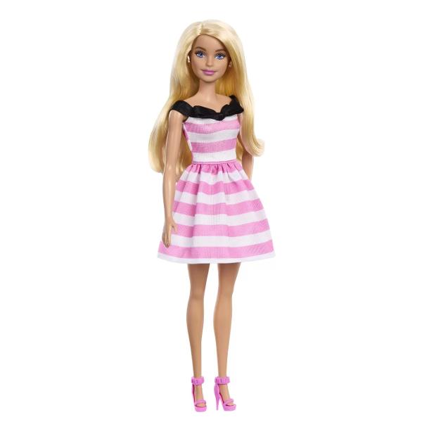Sarbatoreste 65 de ani de la crearea lui Barbie cu aceasta papusa comemorativa Barbie Poarta o rochie in dungi roz si alb decorata la decolteu cu o funda neagra Volurile de perle si sandalele roz cu toc inalt ii completeaza aspectul clasic Aceasta papusa este un cadou grozav pentru copii si fanii Barbie de toate varstele Papusa nu se poate ridica singura